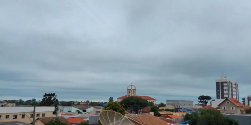 Nesta terça-feira, até às 10h15, o sol ainda não havia aparecido na cidade, sendo identificado uma presença bem forte de nuvens