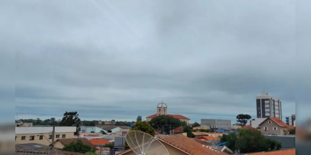 Nesta terça-feira, até às 10h15, o sol ainda não havia aparecido na cidade, sendo identificado uma presença bem forte de nuvens