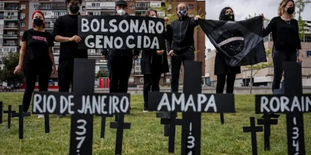 Presidente Jair Bolsonaro é acusado de genocídio pela condução da pandemia no Brasil 
