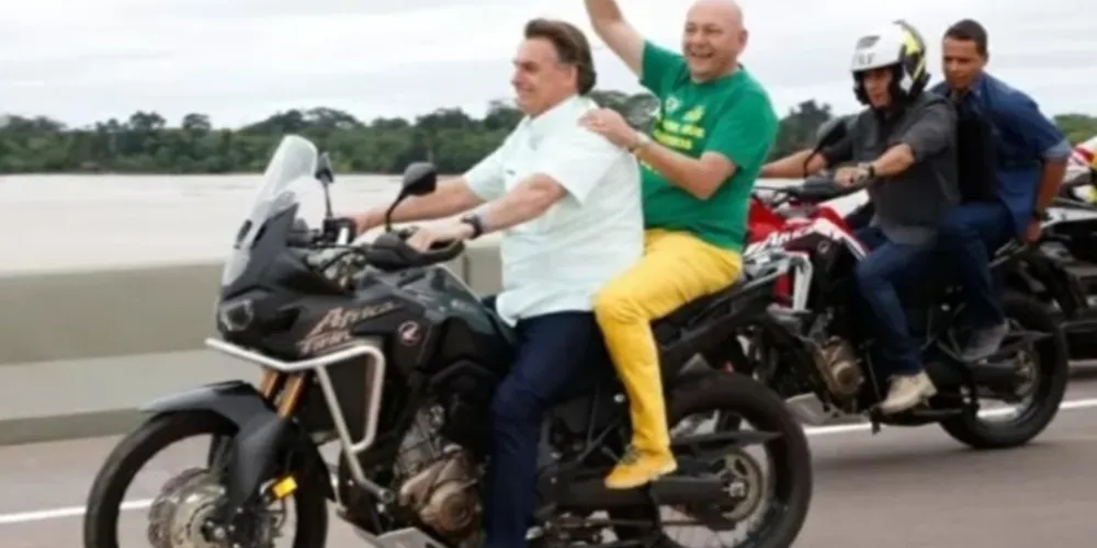 De acordo com um especialista, o fato de guiar uma moto durante evento de inauguração de uma ponte não desobriga o presidente de seguir as leis de trânsito