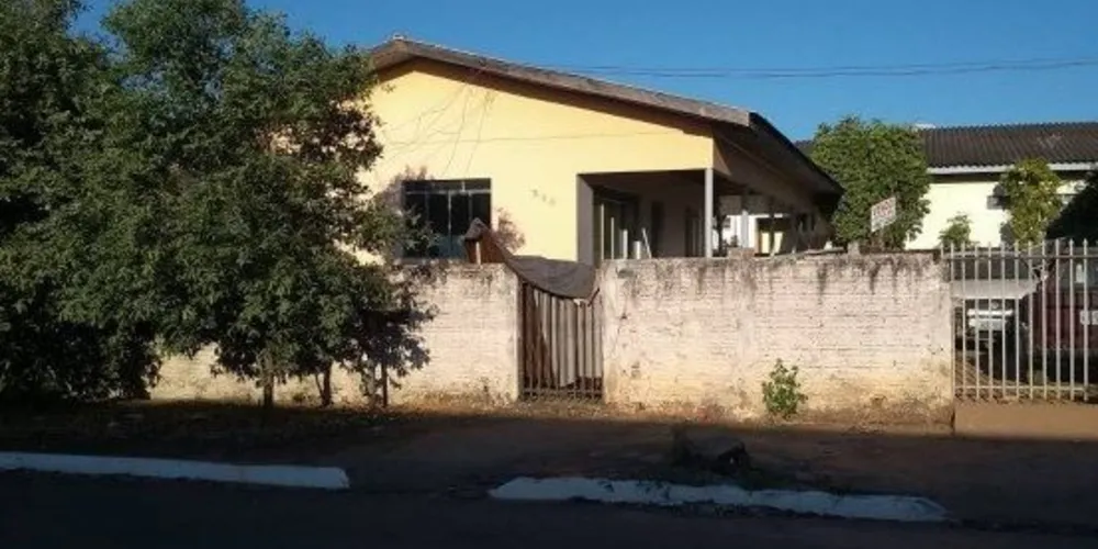 O corpo da criança foi encontrado nesta casa depois que o cachorro de uma vizinha escavou o buraco e o desenterrou.