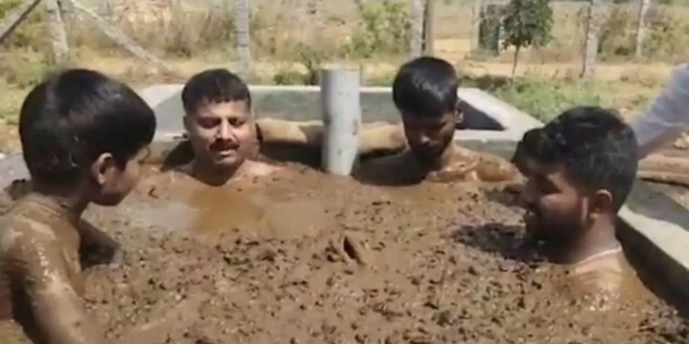 Indianos tomam banho de fezes de vaca contra o coronavírus
