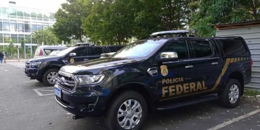 Medida foi determinada pelo ministro do STF Alexandre de Moraes. Polícia Federal investiga exportação ilegal de madeira do país
