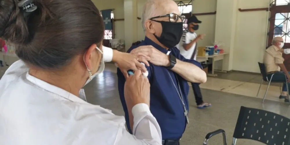 Imagem ilustrativa da imagem Dom Sergio recebe segunda dose da Coronavac