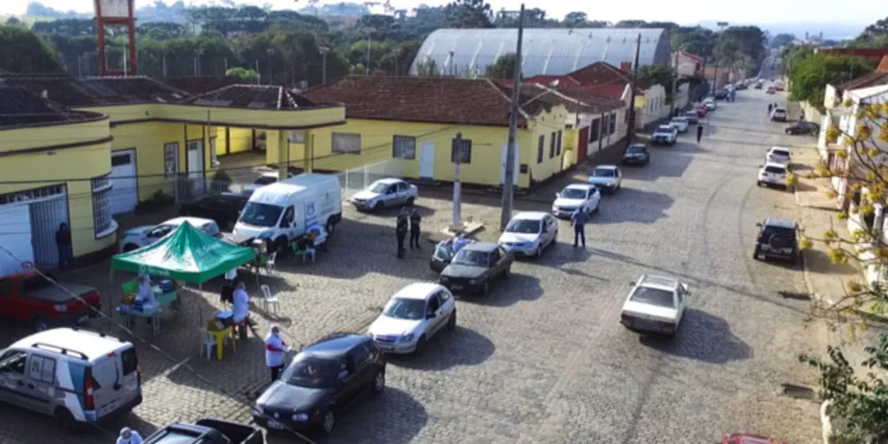 Secretaria Municipal de Saúde realizou a imunização em sistema drive-thru