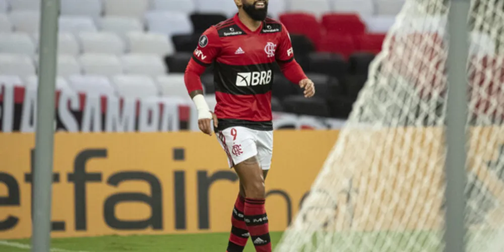 Gabigol apareceu livre para empurrar pro fundo da rede: 1 a 0.