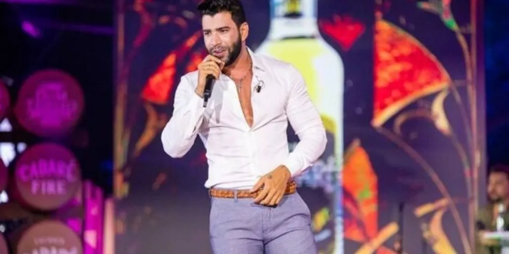 O cantor apareceu com anel de noivado durante sua participação na live Cachaça Cabaré 3