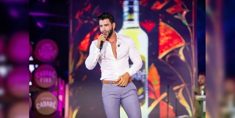 O cantor apareceu com anel de noivado durante sua participação na live Cachaça Cabaré 3