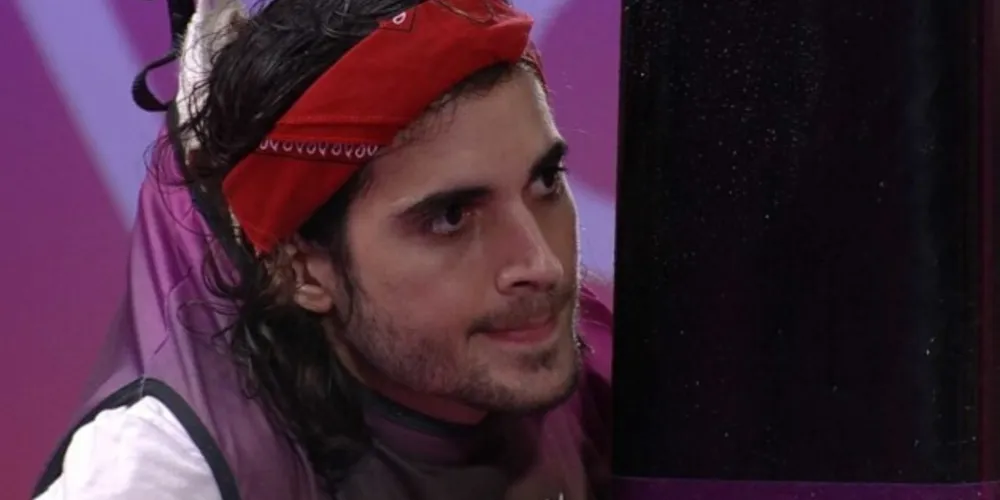 Após quase 11 horas de disputa, Gilberto desistiu e o cantor conquistou uma vaga na final do reality show