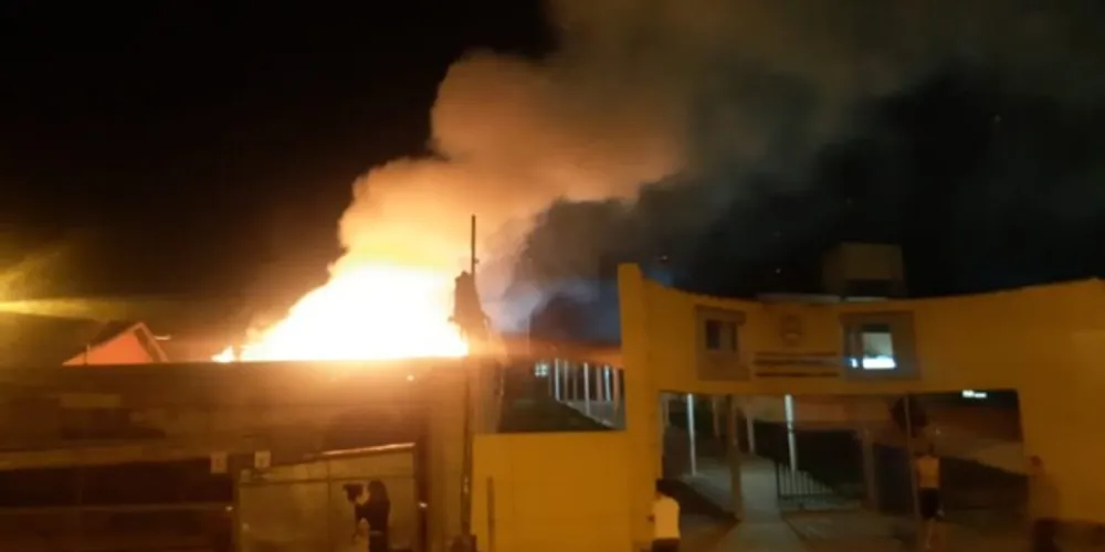 Labaredas altas e intensa fumaça assustaram os moradores da região