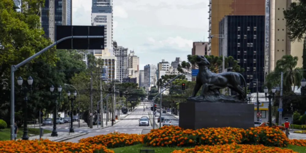 Imagem ilustrativa da imagem Curitiba segue com bandeira laranja, mas amplia horários