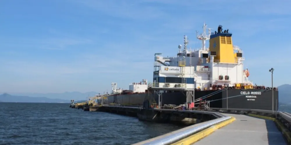 Navio atracou nesta terça-feira no Paraná