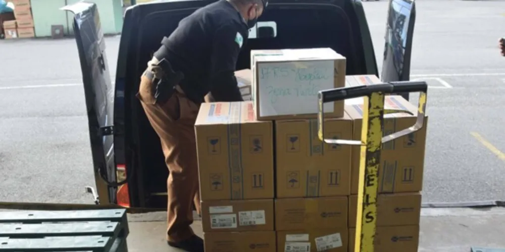 Logística de distribuição é realizada pela equipe do Centro de Medicamentos do Paraná (Cemepar)