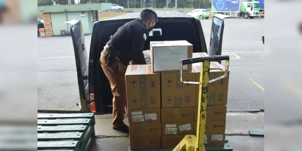 Logística de distribuição é realizada pela equipe do Centro de Medicamentos do Paraná (Cemepar)