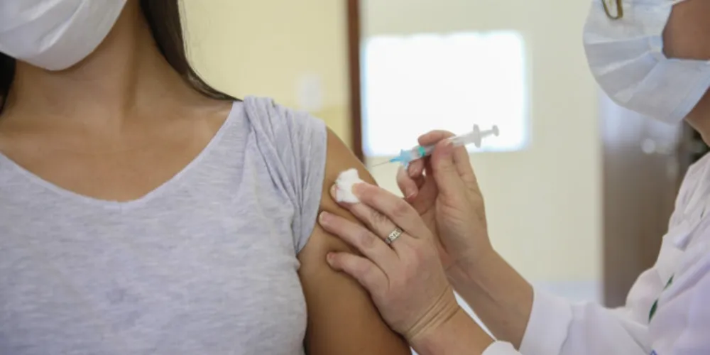 Até agora, 18% da população do Estado já recebeu a primeira dose e 40% do grupo prioritário definido no Plano Estadual de Vacinação recebeu a primeira dose
