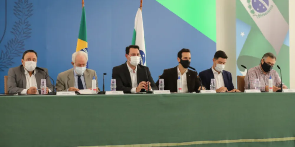 Imagem ilustrativa da imagem PR separa doses para vacinar 32 mil servidores da educação