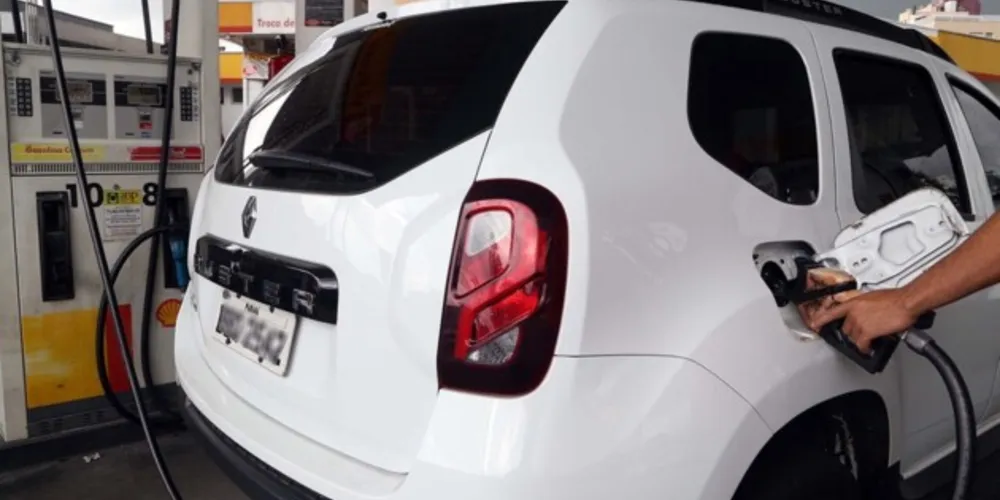 Abastecer o carro vai render mais chances ao consumidor de ser premiado no Nota Paraná e no Paraná Pay