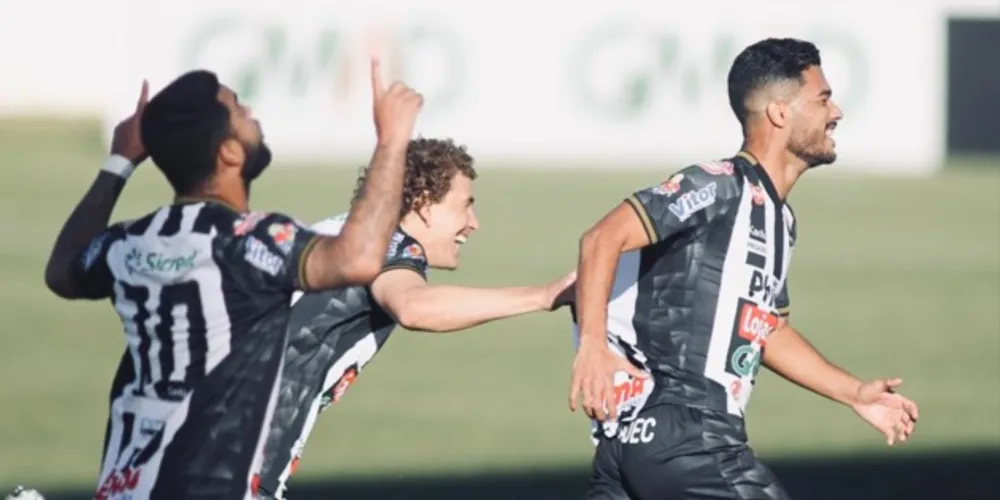 Silva comemora gol anotado na primeira etapa da partida