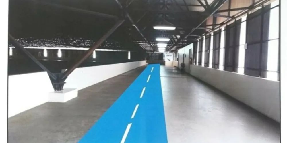 A pista indoor do Ginásio Oscar Pereira conta com o patrocínio da Correria Fitness, loja de vestuário para atletas, e da Lourescolor