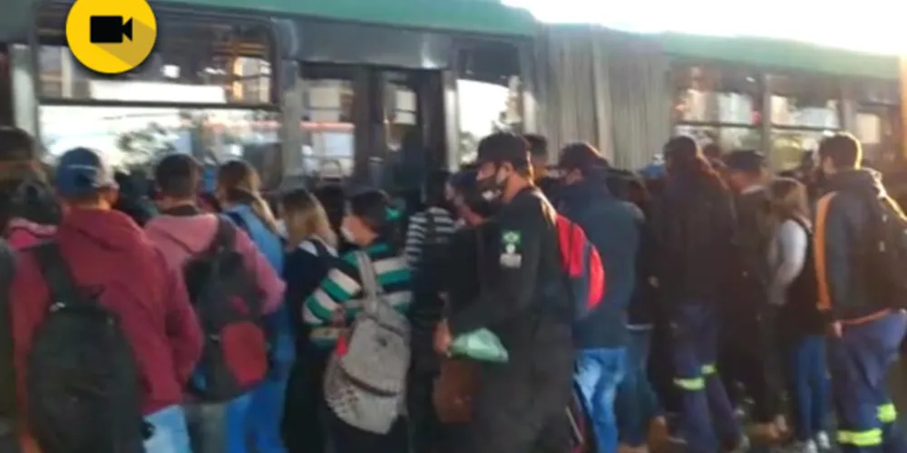 Imagem ilustrativa da imagem Vídeos mostram 'muvuca' em ônibus e terminais de PG