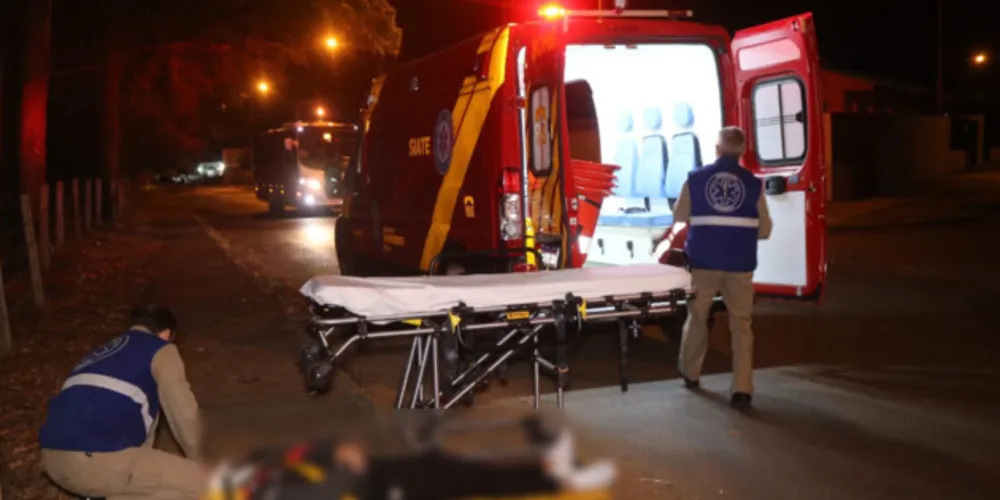 Colisão auto-anteparo aconteceu na noite deste domingo na Rua Anita Filipovski, Vila Ricci, região do bairro Contorno