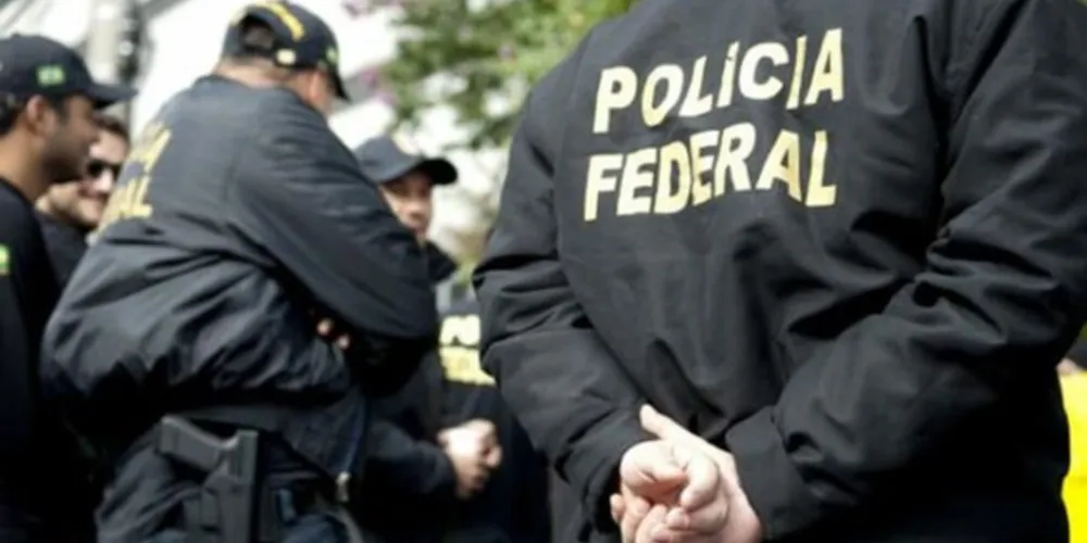 Cerca de 20 policiais federais cumprem mandados de busca e apreensão em diversas regiões da cidade