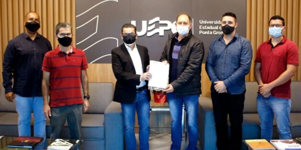 Autoridades assinaram um acordo de cooperação para fomentar projetos ambientais, educacionais e turísticos no município