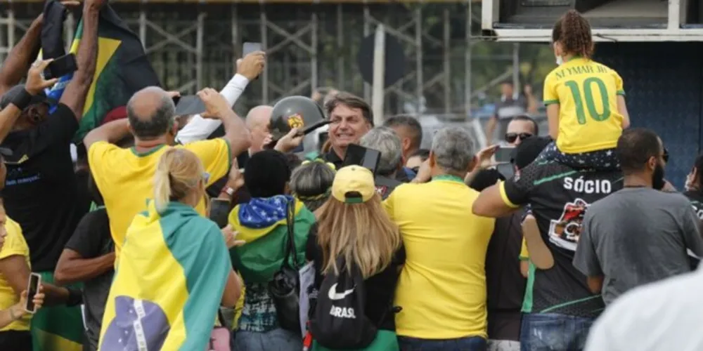 Após passeio de moto com apoiadores, o presidente discursou próximo ao Monumento Nacional aos Mortos da Segunda Guerra Mundial