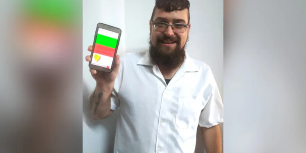 O professor Guilherme Scheid dá aulas voluntárias em um cursinho gratuito da cidade de Ponta Grossa.