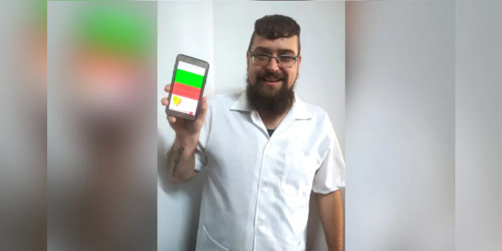 O professor Guilherme Scheid dá aulas voluntárias em um cursinho gratuito da cidade de Ponta Grossa.