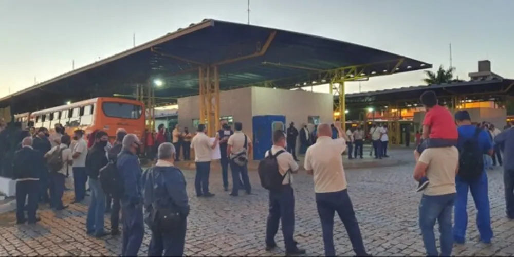 Trabalhadores paralisaram o transporte coletivo nesta quarta