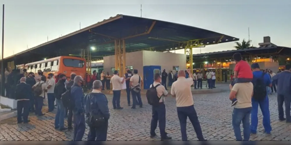 Trabalhadores paralisaram o transporte coletivo nesta quarta