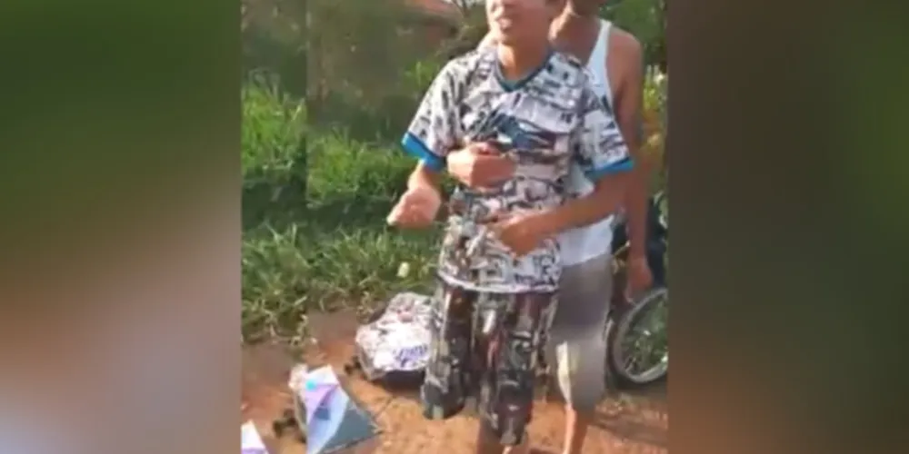 A criança precisou amputar grande parte da perna para que fosse retirado todo o tumor. 