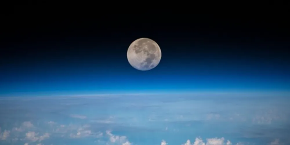 Imagem ilustrativa da imagem Nasa divulga fotos da superlua rosa vista da Estação Espacial