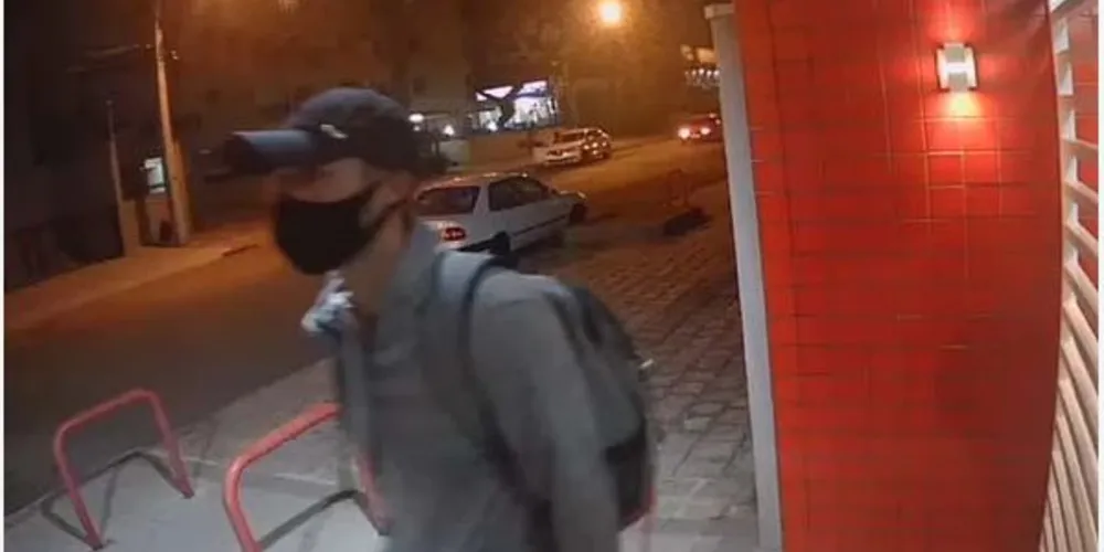 Suspeito é visto deixando apartamento de Marcos Vinício