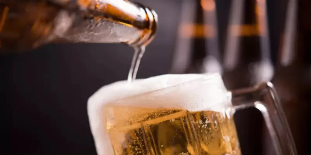 O brasileiro consome em média seis litros de cerveja por mês.