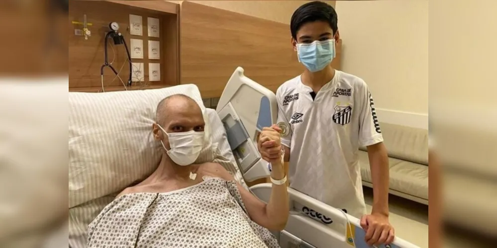 Prefeito Bruno Covas e o filho Tomás, em foto publicada em seu Instagram no dia 4 de maio