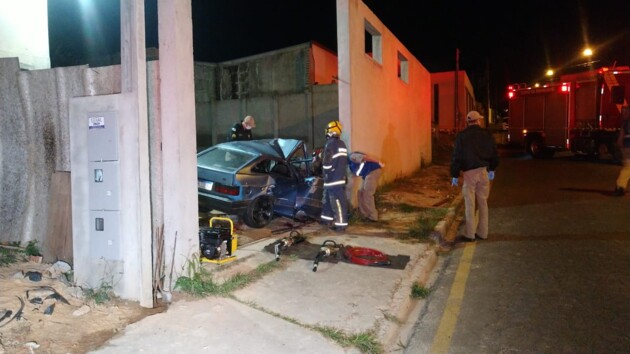 Acidente aconteceu na noite deste sábado (8) na Rua Londrina, Vila Santo Antônio.