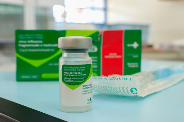 Equipes de saúde já receberam 700 doses do imunizante, que devem ser aplicadas em três fases