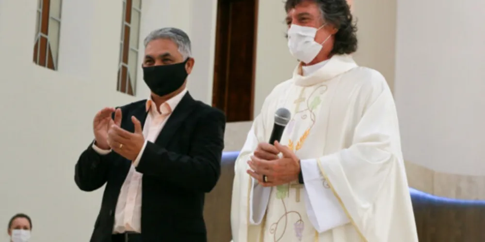 REGISTRO – No registro, Padre Joel Nalepa e Mario Martins. Padre Joel é pároco da Igreja Santa Terezinha, e completa seus 25 anos de sacerdócio nesta terça-feira (1). Mario que foi homenageado na missa de ação de graça no último domingo completa seus 35 anos de jornalismo no dia de hoje (1). 