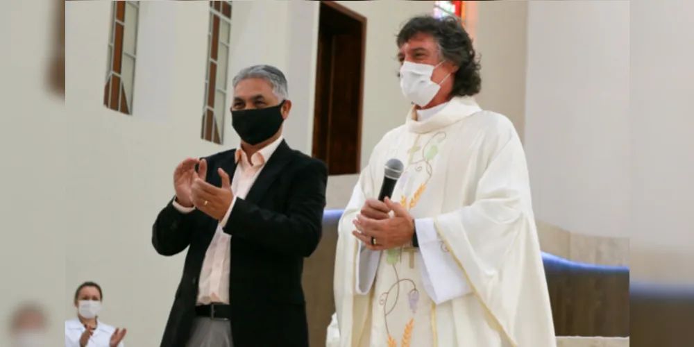 REGISTRO – No registro, Padre Joel Nalepa e Mario Martins. Padre Joel é pároco da Igreja Santa Terezinha, e completa seus 25 anos de sacerdócio nesta terça-feira (1). Mario que foi homenageado na missa de ação de graça no último domingo completa seus 35 anos de jornalismo no dia de hoje (1). 