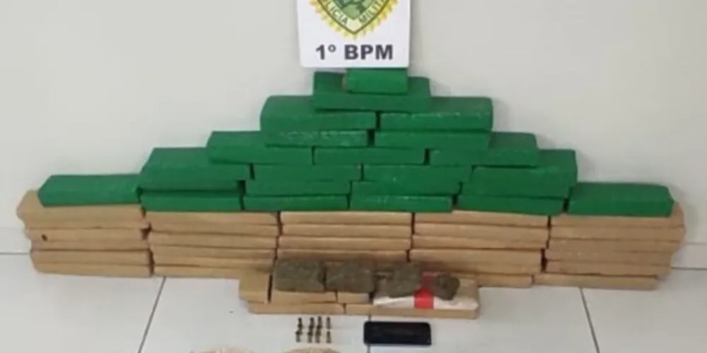 Em busca pessoal, a PM encontrou 43 kg de maconha, quatro munições calibre. 38 e sete deflagradas