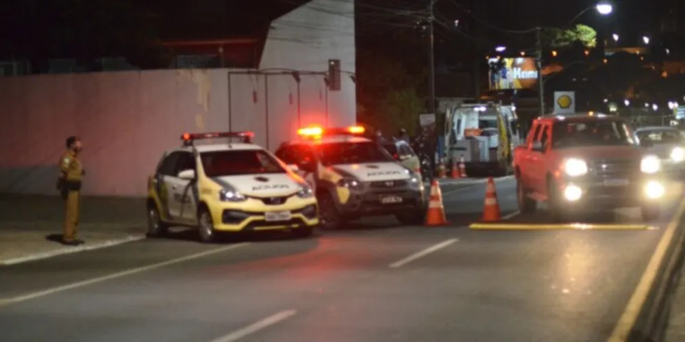 As ações iniciaram por volta das 19 horas com pontos de bloqueio visando coibir a prática de condução de veículos sob efeito de substância alcoólica
