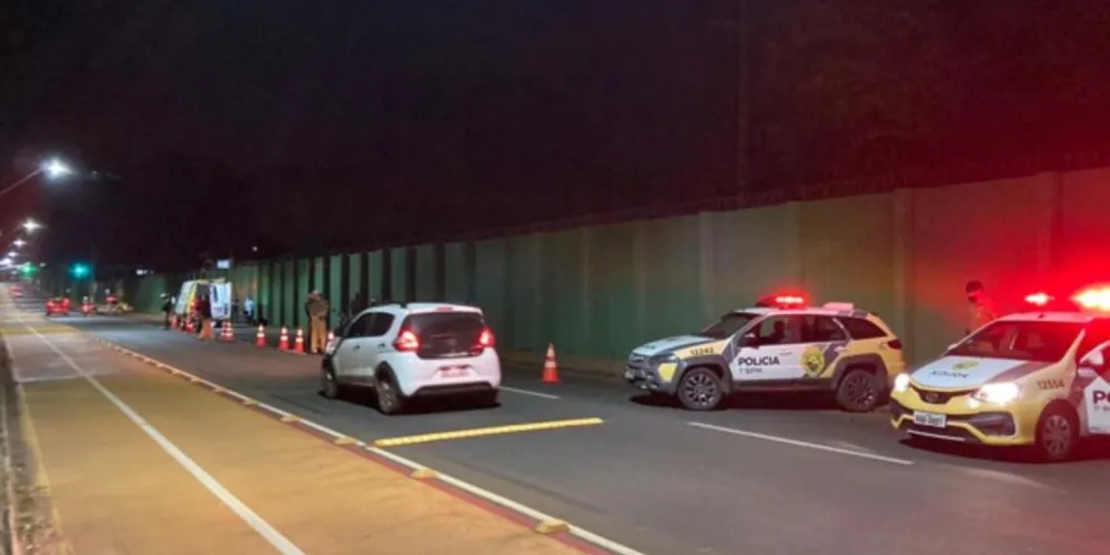 Frentes de bloqueio de trânsito acontecem para fiscalizar as medidas restritivas impostas pelo decreto estadual e municipal