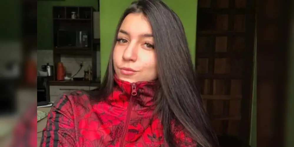 Raissa Alves, 20 anos, fugiu de uma perseguição ao ser vista empinando uma motocicleta em Curitiba