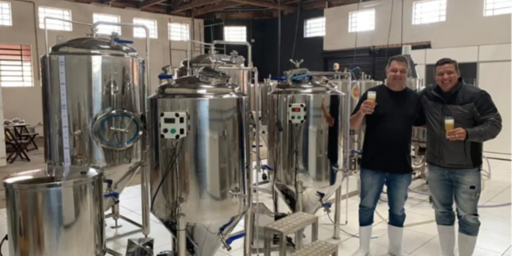 STEUDEL CERVEJARIA - A Steudel Cervejas Especiais nasceu durante a pandemia numa forma de juntar forças e sair de um hobbie para um negócio. Jackson Steudel, mestre cervejeiro a mais de 10 anos, já atuou em outras cervejarias da cidade e vinha fabricando desde então sua própria cerveja quase num nível profissional desde 2017, e Rodrigo Laureano mestre em Adm. pela universidade de Wharton nos EUA e especialista em transformar negócios em sucesso, juntaram as forças no meio de 2020 para um crescimento orgânico e sustentado iniciando as suas operações com um volume inicial mensal de 6000 lts mês.