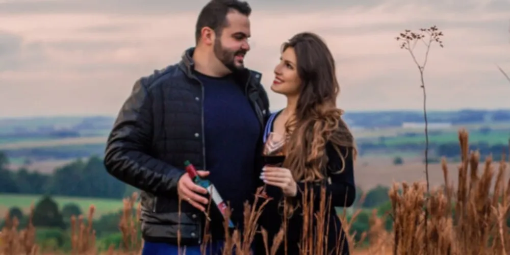 LOVE - No registro, o chef de cozinha Ivo Diego Schoemberger e a corretora de imóveis Myrella Leão Leineker noivaram no início deste mês na intimidade familiar. Da coluna RC os votos de muito amor e cumplicidade ao casal. 