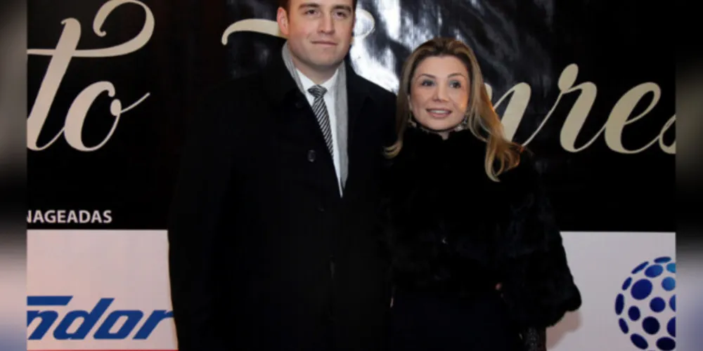 NOVO CICLO - Michelle Hyczy Lisboa Wagner recebeu as felicitações pela passagem de seu aniversário na última quinta-feira (17). Na foto Michelle com seu marido Daniel Wagner. Da coluna RC os votos de alegrias e sucesso
