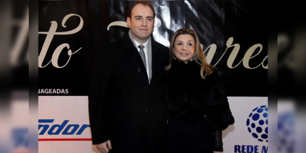NOVO CICLO - Michelle Hyczy Lisboa Wagner recebeu as felicitações pela passagem de seu aniversário na última quinta-feira (17). Na foto Michelle com seu marido Daniel Wagner. Da coluna RC os votos de alegrias e sucesso