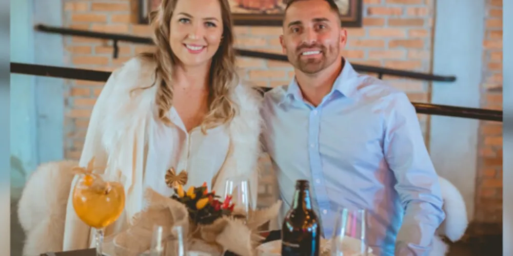 FELICITAÇÕES - Everson Kubiski conhecido como Lisa foi muito cumprimentado pela passagem de seu aniversário na última sexta-feira (25). No registro, Lisa e sua esposa Anelise Ingenchki Kubiski. Da coluna RC os votos de alegrias e sucesso